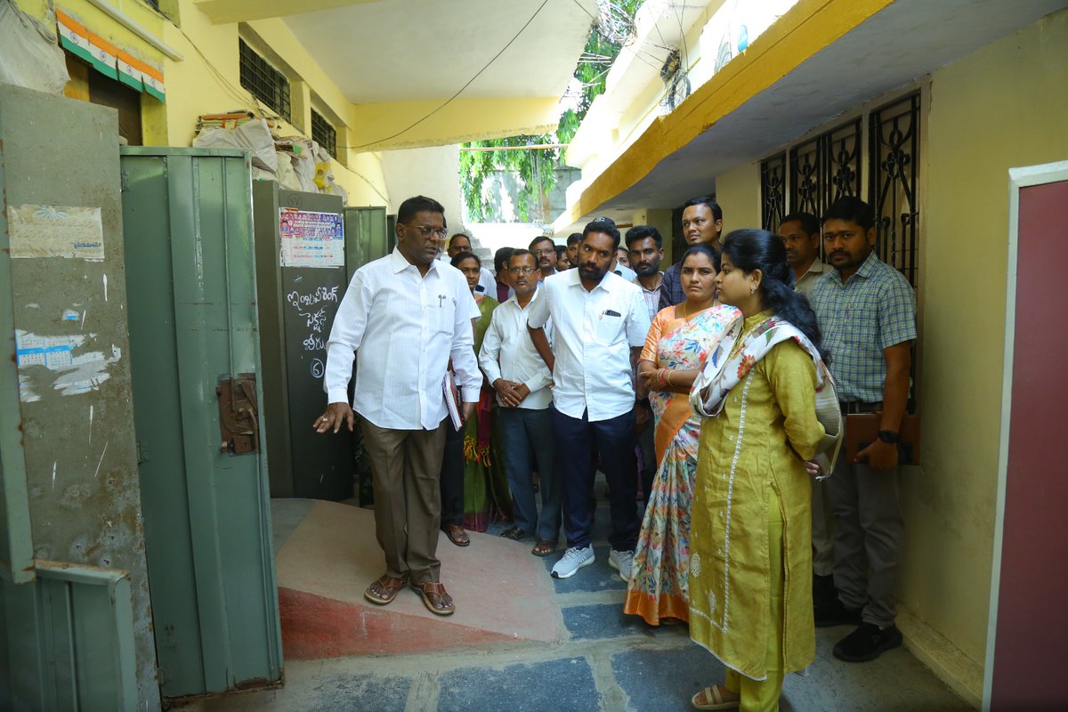 ప్రభుత్వం అత్యంత ప్రతిష్టాత్మకంగా చేపట్టి నిర్వహిస్తున్న 99 రోజుల ప్రజా పాలన ప్రగతి ప్రణాళిక కార్యక్రమంలో భాగంగా పట్టణంలోని నగరపాలక సంస్థ కార్యాలయంలో జిల్లా కలెక్టర్ అండ్ మెజిస్ట్రేట్ స్నేహ శబరీష్,ఆకస్మికంగా తనిఖీ చేశారు,ఫైళ్ల క్లియరెన్స్,సానిటేషన్ ను పరిశీలించారు.
<a href="/TelanganaCMO/">Telangana CMO</a>