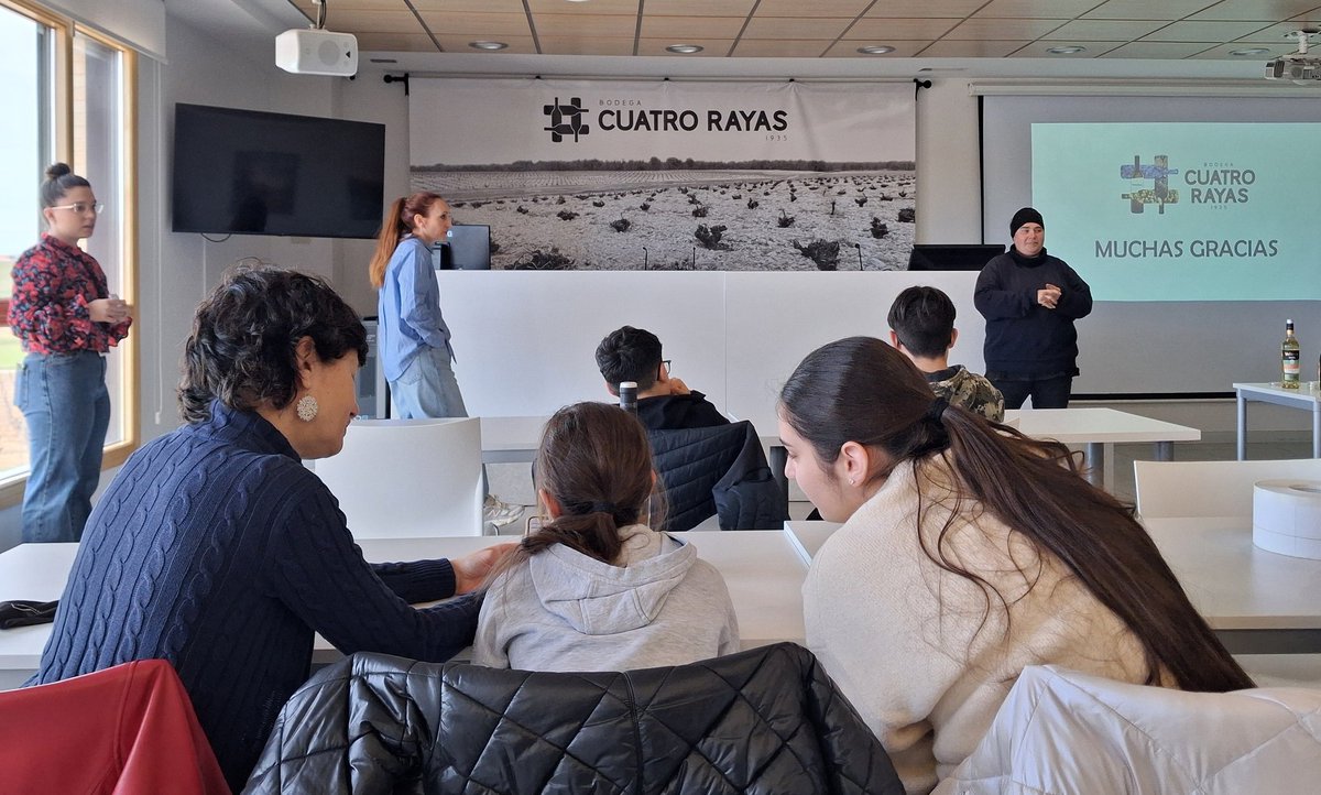 RutaVinoVerdejo's tweet photo. EDUCACIÓN E IGUALDAD: El alumnado de 5° y 6° de Primaria del CEIP César Bedoya ha visitado @CuatroRayas, en coordinación con el Ayuntamiento de La Seca, con motivo del #8M para conocer planes de igualdad en el ámbito laboral.
Más información: https://t.co/zgs7ALE9QL https://t.co/6ttGXrvkF9