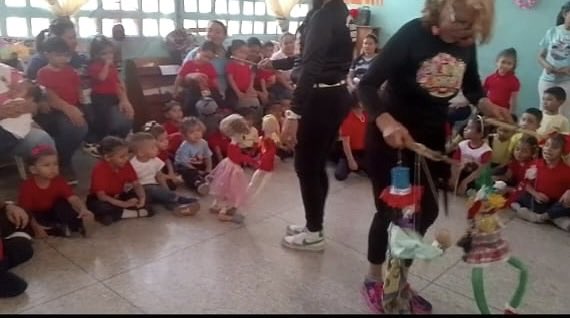 Bajo lineamientos del Alcalde Alexander Mireles, la dirección municipal de Cultura Municipal llevó la Ruta Estudiantil 2026 en los CEIB Parque San Carlos y María Casilda Flores, con la presentación del Grupo Biotopo, charlas sobre valores nutricionales y juegos recreativos.