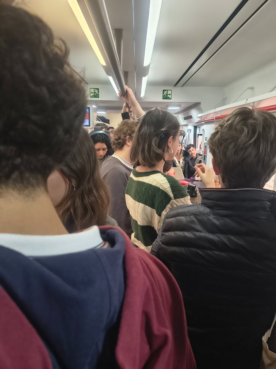 almargi's tweet photo. @oscar_puente_ Menos entrar en batallas dialécticas y más  trabajar por los ciudadanos y usuarios de @CercaniasVLC https://t.co/vewI2BElpB