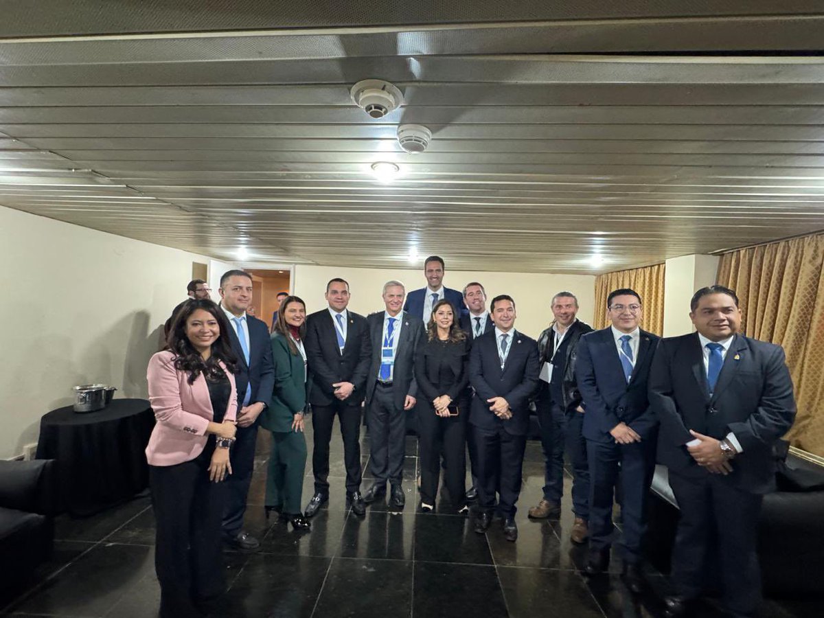 TommyZambranoM's tweet photo. Felicitamos a nuestro amigo y ahora Presidente José Antonio Kast por su toma de posesión como Presidente de la República de Chile.

Su victoria representa el triunfo de las ideas que defienden la vida, la familia, la libertad y el respeto al Estado de Derecho, valores fundamentales que hoy inspiran a millones de ciudadanos en nuestro continente.

Desde el Congreso Nacional de Honduras saludamos este nuevo capítulo para Chile y expresamos nuestra confianza en que su liderazgo contribuirá a fortalecer la democracia, la seguridad y la prosperidad de su nación.

Que esta nueva etapa también sirva para profundizar los lazos de amistad entre nuestros pueblos y seguir defendiendo, juntos, las ideas de la libertad en América Latina. 🇭🇳🤝🇨🇱
