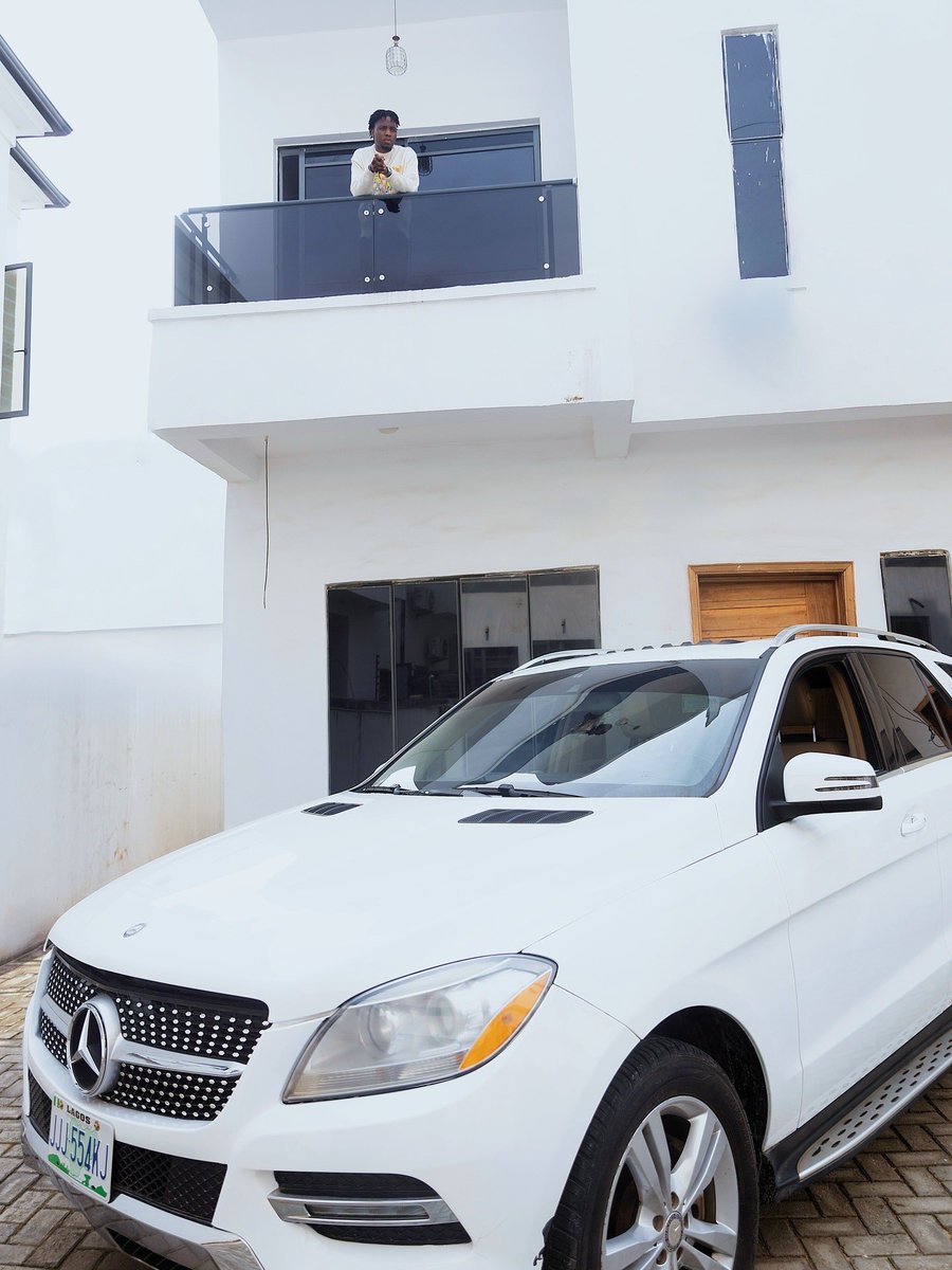 #FreshOut: Kunmie is all thankful to God for a brand new White House and car alongside the release of his new song “Julie”. NG. 

#CertiVibez #Afrobeats #KunmieJulie #Kunmie