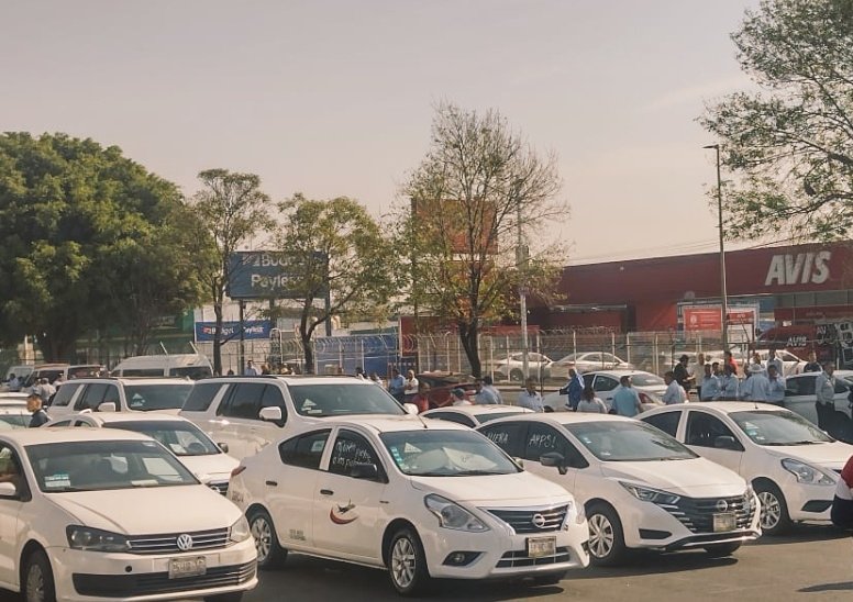 #últimominuto taxistas bloquean los accesos a las Terminales 1 y 2 en protesta contra las plataformas digitales. Exigen la aplicación de la ley por parte de <a href="/SICT/">เล็ก สมชาย</a> y <a href="/AICM_mx/">Aeropuerto Internacional Benito Juárez CDMX</a>