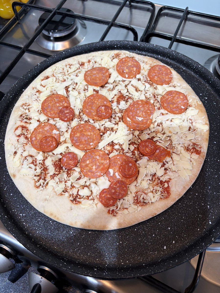 shustwith69's tweet photo. @coopuk pretty poor toppings on this pizza, would hate to see single pepperoni if this is the state of the double! Not really accurate looking at the photo on the box! https://t.co/qRlksgIE7f