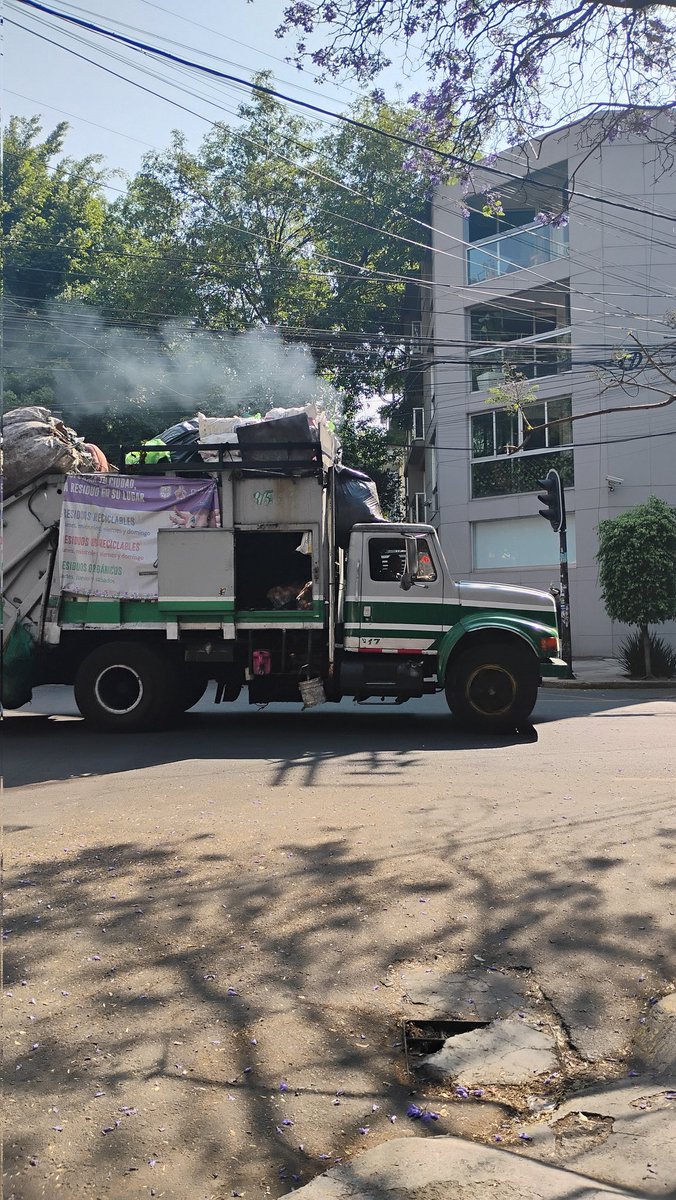 Otros vehículos del gobierno que nunca dejan de circular en #contingenciaambiental <a href="/SEDEMA_CDMX/">Secretaría del Medio Ambiente</a> #Hoynocircula <a href="/AlcCuauhtemocMx/">Alcaldía Cuauhtémoc</a> #CDMX
