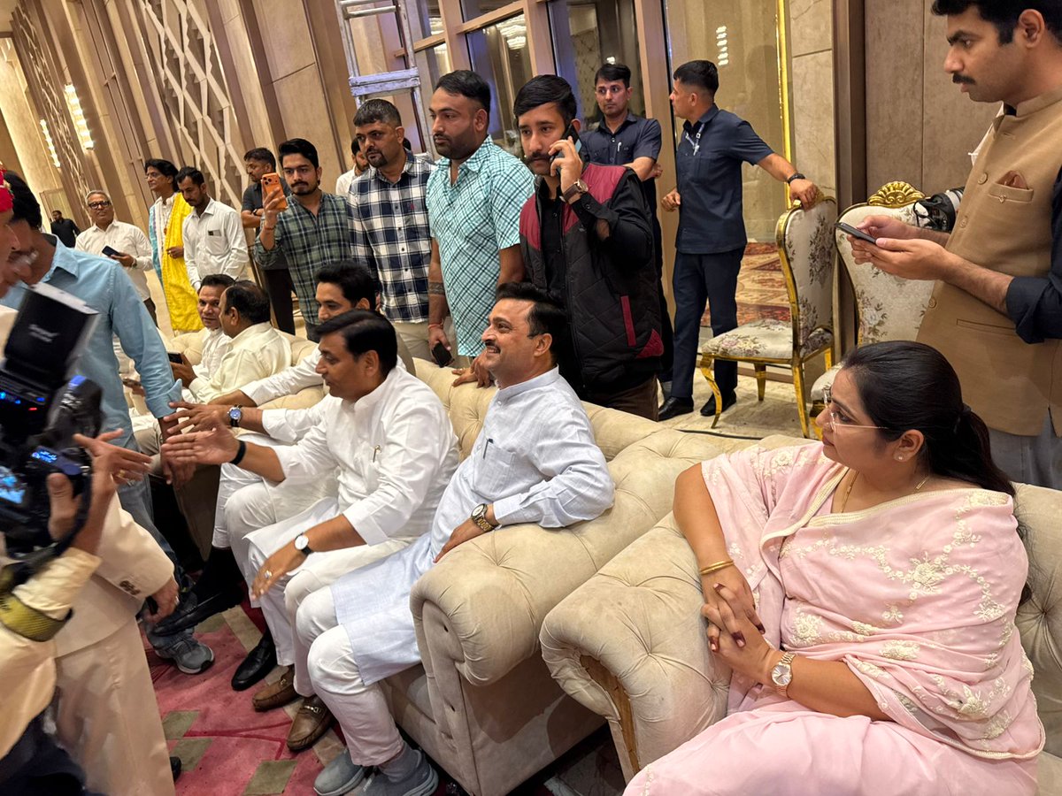 वरिष्ठ कांग्रेस नेता एवं राजस्थान पर्यटन विकास निगम के पूर्व चेयरमैन श्री धर्मेन्द्र राठौड़ जी के सुपुत्र के सगाई समारोह में शामिल होकर वर-वधू को मंगलमय शुभकामनाएँ एवं परिवारजनों को हार्दिक बधाई प्रेषित की। 

इस अवसर पर वरिष्ठ कांग्रेस नेतागणों से मुलाक़ात का अवसर प्राप्त हुआ।