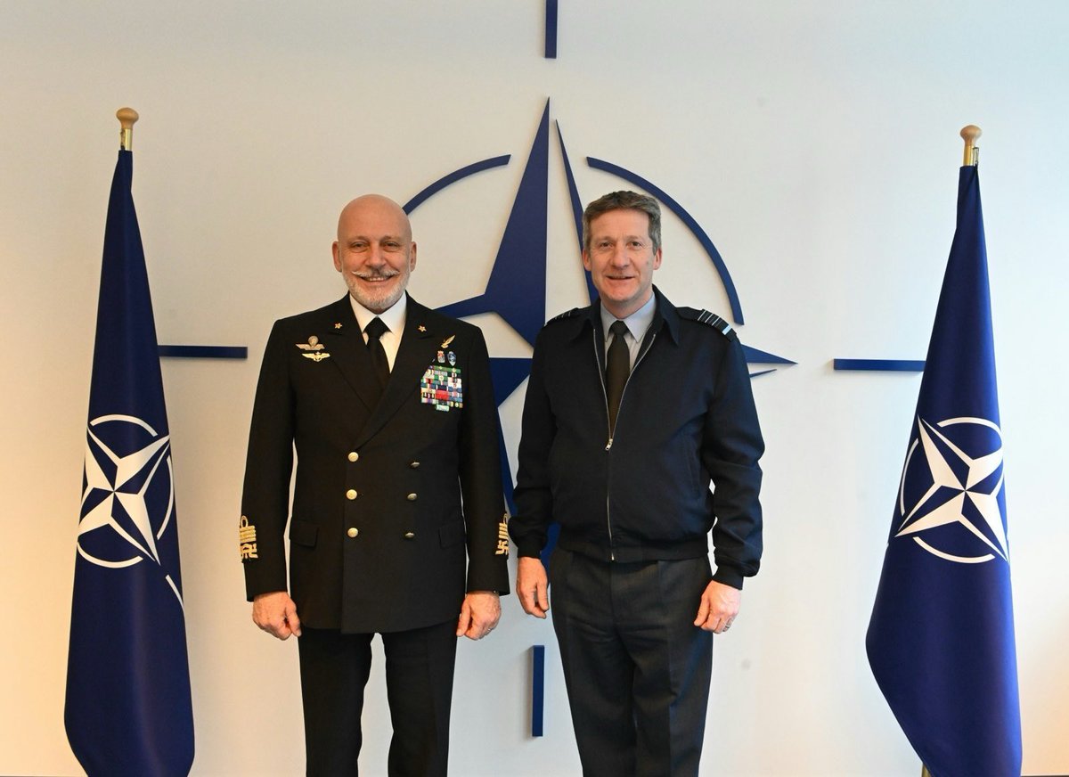 NATO_PASCAD's tweet photo. Yesterday, @CMC_NATO welcomed Air Chief Marshal Sir Johnny Stringer, the new Deputy #SACEUR of @SHAPE_NATO. The #NATO International Military Staff looks forward to working with #DSACEUR to further strengthen the robust #Deterrence and #Defence of the Alliance.
#WeAreNATO #StrongerTogether
