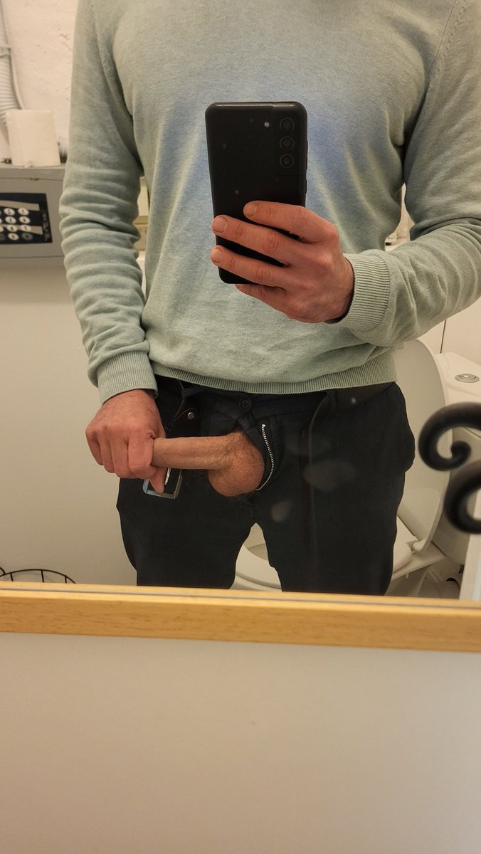 HairyDick75's tweet photo. Qui vient me bouffer la teub au taff ? https://t.co/eEVLDYcHyX