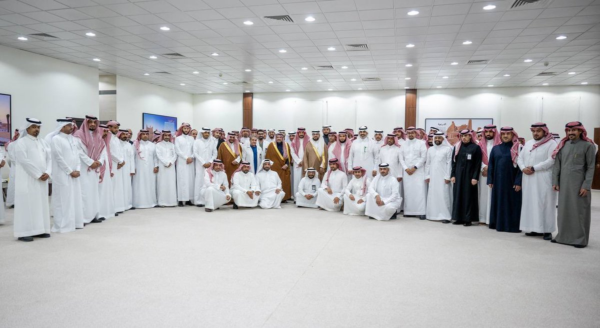 EmarahAlQassim's tweet photo. صور|
سمو #أمير_منطقة_القصيم يشارك منسوبي الصحة بالمنطقة مأدبة الإفطار. https://t.co/HMyfA0tKZ7
