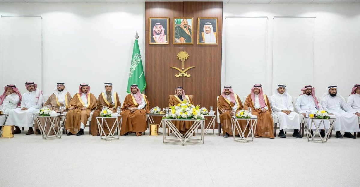 EmarahAlQassim's tweet photo. صور|
سمو #أمير_منطقة_القصيم يشارك منسوبي الصحة بالمنطقة مأدبة الإفطار. https://t.co/HMyfA0tKZ7