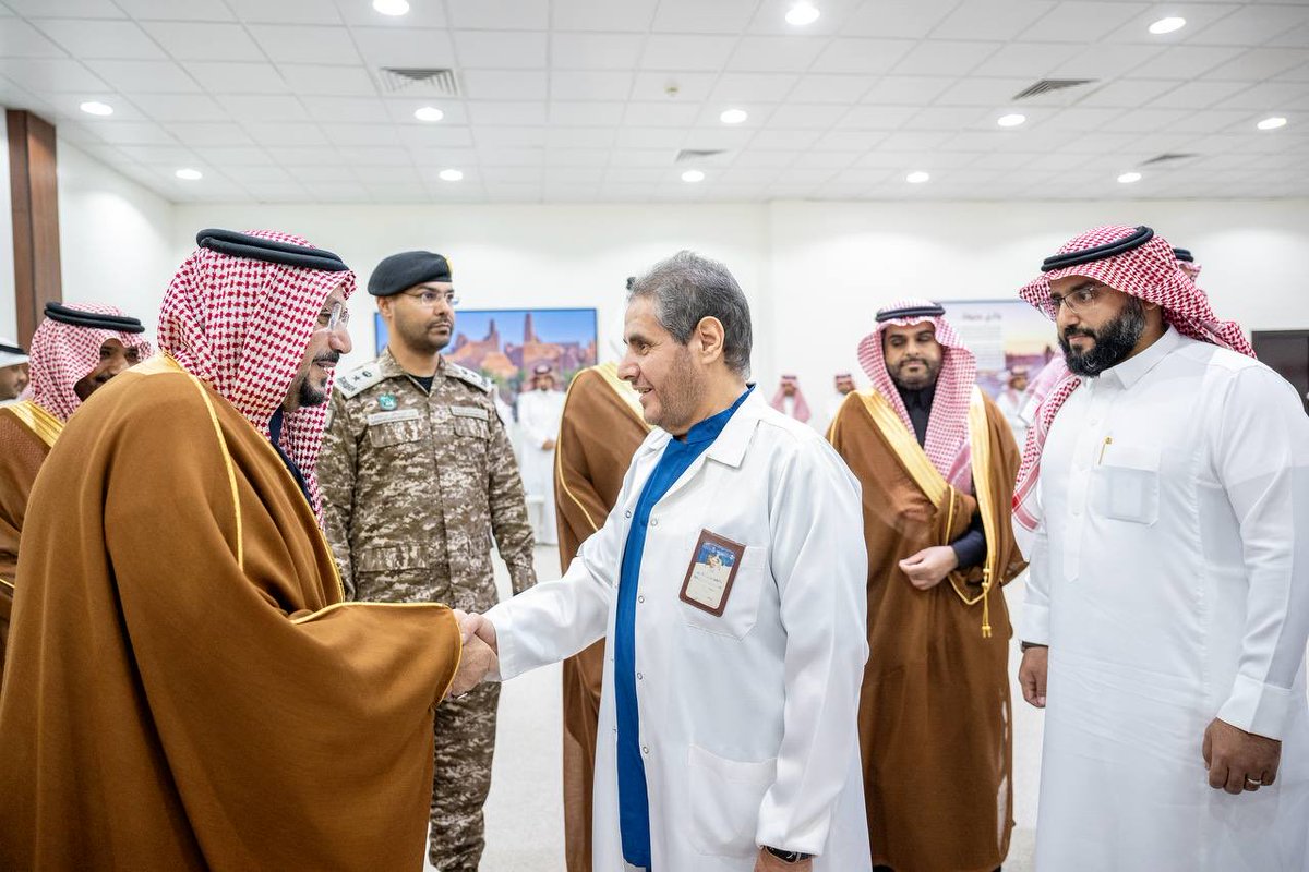 EmarahAlQassim's tweet photo. صور|
سمو #أمير_منطقة_القصيم يشارك منسوبي الصحة بالمنطقة مأدبة الإفطار. https://t.co/HMyfA0tKZ7