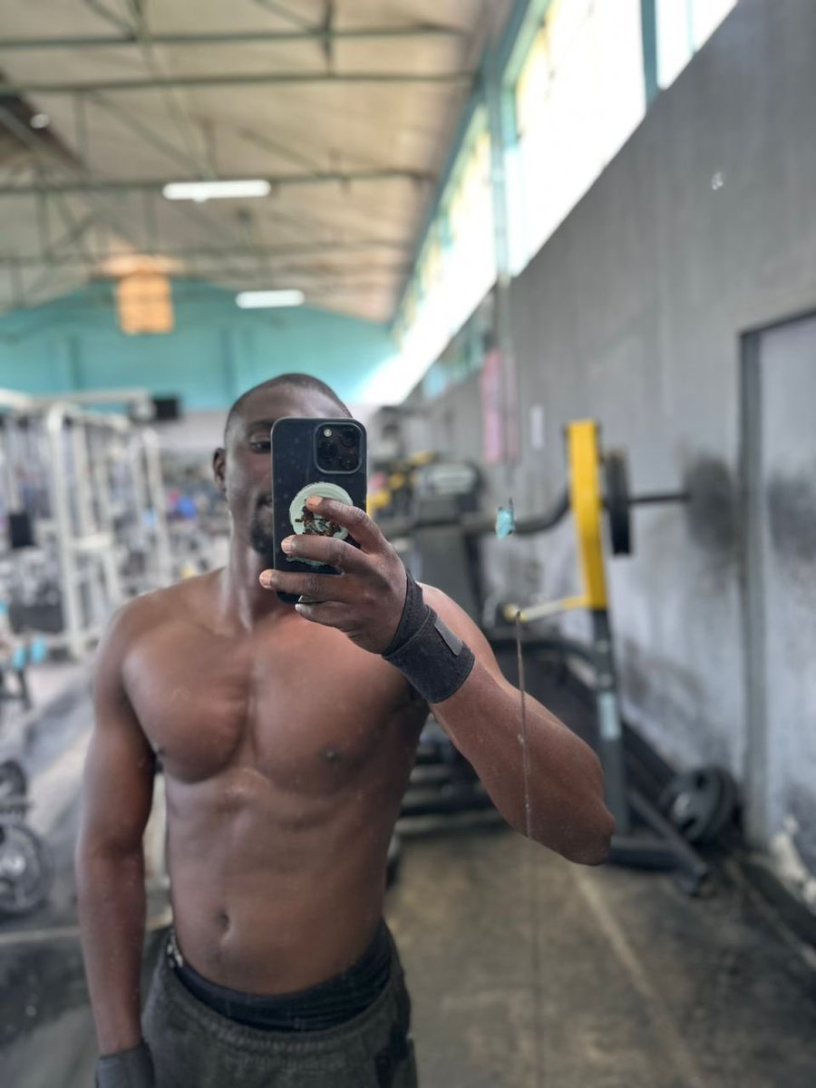 MukukaTy's tweet photo. Heart breaks are wild 😂 

Bro went from being a toothpick to hulk 💀

Fear tweeps https://t.co/dVDGAZ3XIN