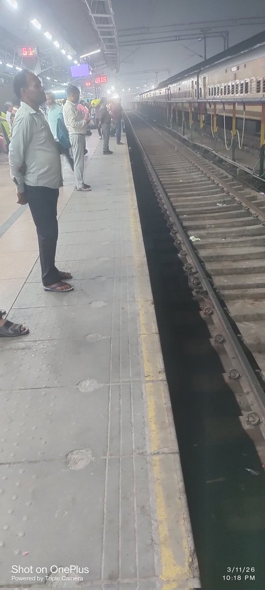 Abhicool063's tweet photo. What a wonderful system Indian Railways has! I've to travel from Gkp jn to Izzatnagar by train no. 15009. The train is scheduled to depart from Gkp Jn at 10:15pm and it is already 10:25pm and there is no trace of the train.
Irritating moments
@RailMinIndia @AshwiniVaishnaw https://t.co/nHb9lz1EJ7