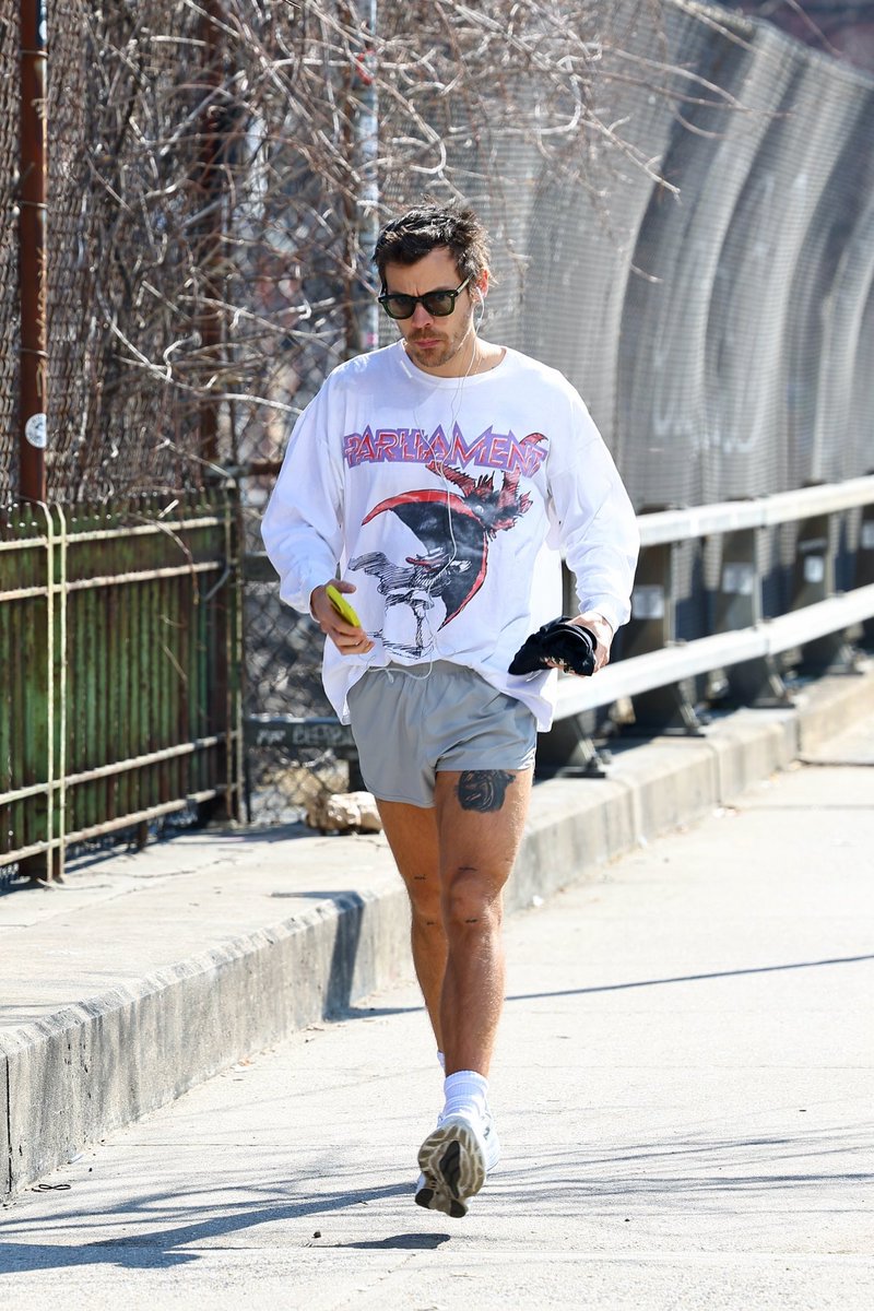 hsdcandids's tweet photo. Harry out in New York - March 11 https://t.co/qw3vuRLBhk