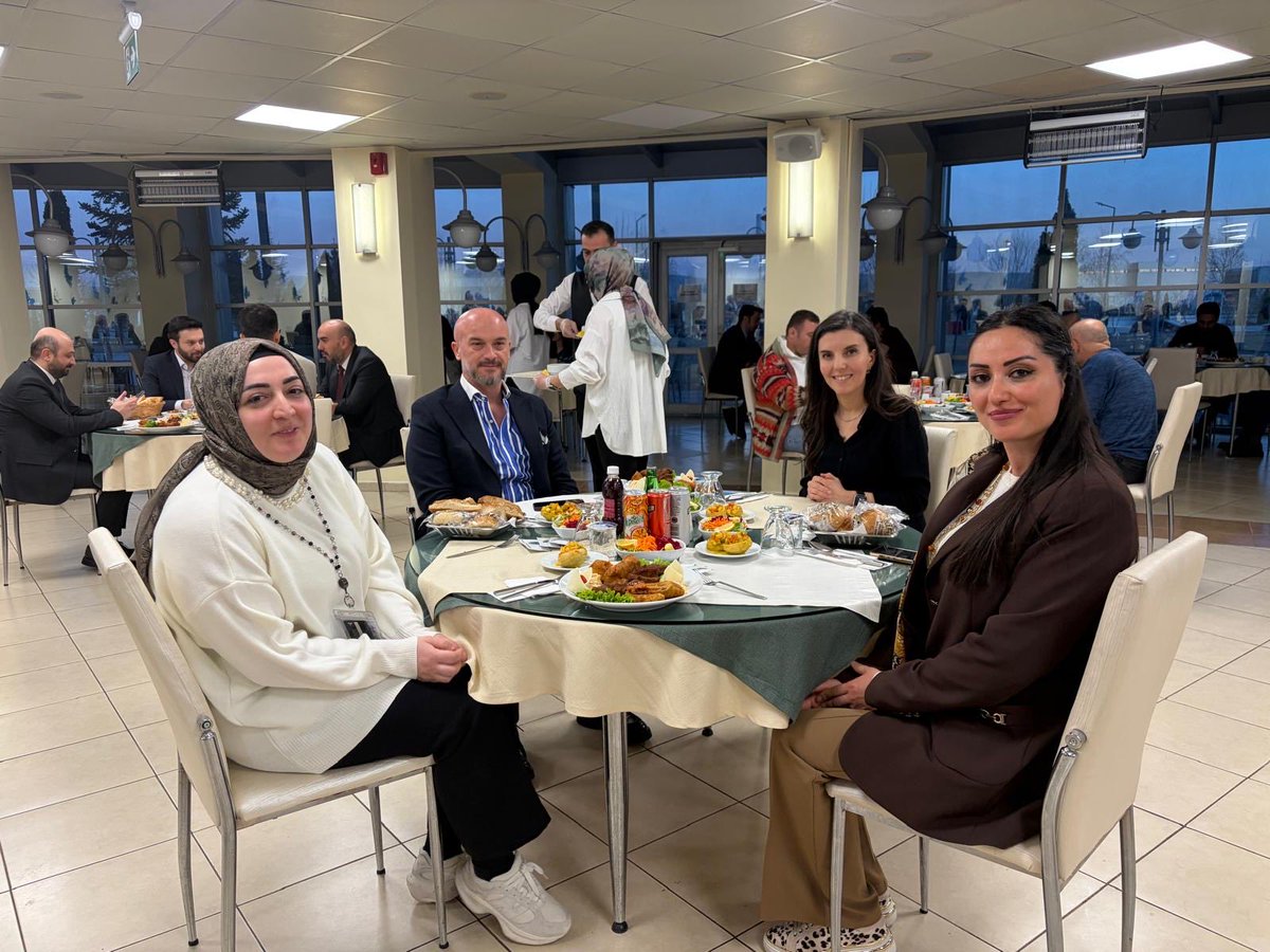ecakmakdhmi's tweet photo. Bu akşam, Ramazan ayının bereketini ve paylaşmanın huzurunu Hava Trafik Kontrol Merkezimizde kıymetli çalışma arkadaşlarımızla iftar sofrasında bir araya gelerek paylaştık.

Yaklaşık 1 milyon km²’lik Türk hava sahasında emniyetli ve düzenli hava trafiğinin sağlanmasına büyük bir dikkat, sorumluluk ve özveriyle katkı sunan tüm çalışma arkadaşlarıma ve bu güzel buluşmanın hazırlanmasında emeği geçen herkese teşekkür ediyorum.

Rabb’im tuttuğumuz oruçları kabul etsin, sağlık ve huzur içinde nice Ramazanlara erişmeyi nasip etsin.