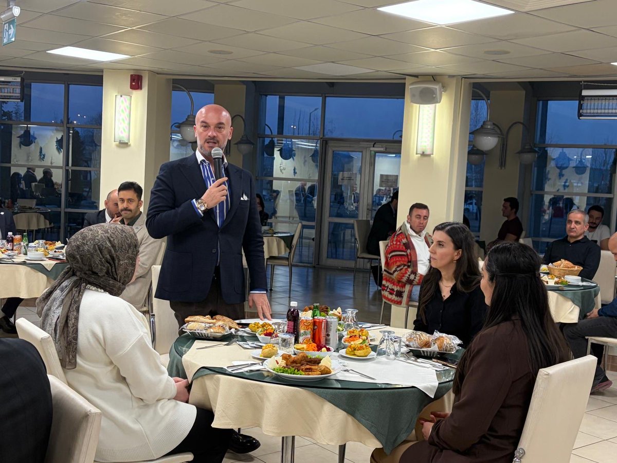 ecakmakdhmi's tweet photo. Bu akşam, Ramazan ayının bereketini ve paylaşmanın huzurunu Hava Trafik Kontrol Merkezimizde kıymetli çalışma arkadaşlarımızla iftar sofrasında bir araya gelerek paylaştık.

Yaklaşık 1 milyon km²’lik Türk hava sahasında emniyetli ve düzenli hava trafiğinin sağlanmasına büyük bir dikkat, sorumluluk ve özveriyle katkı sunan tüm çalışma arkadaşlarıma ve bu güzel buluşmanın hazırlanmasında emeği geçen herkese teşekkür ediyorum.

Rabb’im tuttuğumuz oruçları kabul etsin, sağlık ve huzur içinde nice Ramazanlara erişmeyi nasip etsin.