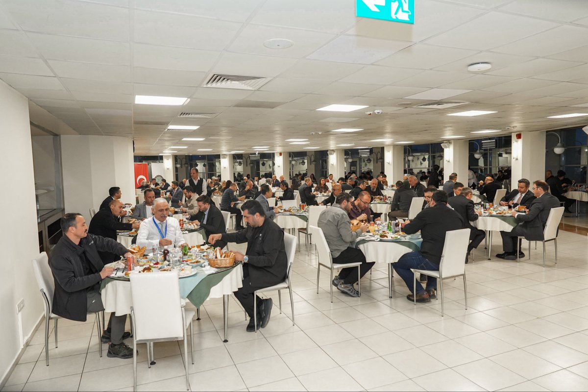 ecakmakdhmi's tweet photo. Bu akşam, Ramazan ayının bereketini ve paylaşmanın huzurunu Hava Trafik Kontrol Merkezimizde kıymetli çalışma arkadaşlarımızla iftar sofrasında bir araya gelerek paylaştık.

Yaklaşık 1 milyon km²’lik Türk hava sahasında emniyetli ve düzenli hava trafiğinin sağlanmasına büyük bir dikkat, sorumluluk ve özveriyle katkı sunan tüm çalışma arkadaşlarıma ve bu güzel buluşmanın hazırlanmasında emeği geçen herkese teşekkür ediyorum.

Rabb’im tuttuğumuz oruçları kabul etsin, sağlık ve huzur içinde nice Ramazanlara erişmeyi nasip etsin.