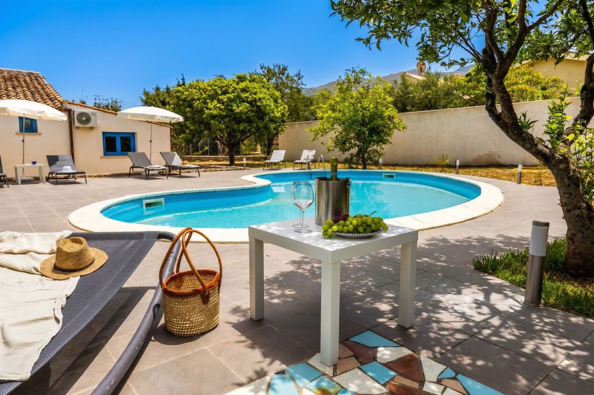 Walk to the Beach: Villa with Pool Just 850m from the Sea (Sicily)
Forget the stress of parking and scrambling under the hot sun with your beach bags. 
At Villa Celeste, the beach is just 850 meters away, a stroll that feels like a true vacation. 
#luxuryvillasicily