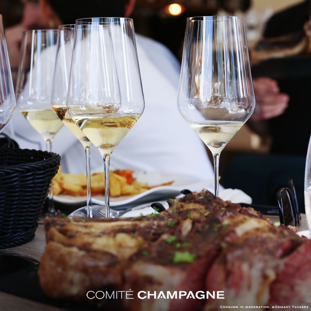ChampagneBureau's tweet photo. The pairing of meat and Champagne offers a unique experience. 🥩🍾
For example, Champagne blanc de noirs or Champagne rosé enhances the flavours of red meat. https://t.co/CuttfnfMIt