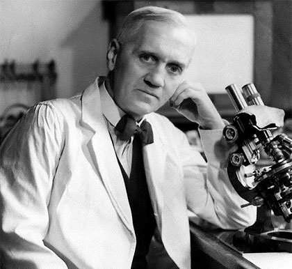 El 11 de marzo de 1955 falleció el bacteriólogo escocés Alexander Fleming, una figura clave en la historia de la medicina moderna. 🧫
Años antes había descubierto la lisozima, una proteína con actividad antimicrobiana presente de forma natural en secreciones como las lágrimas o
