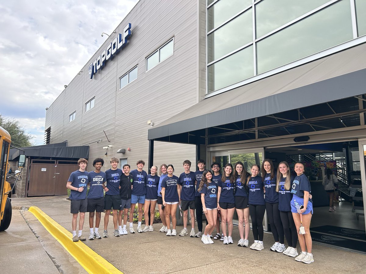 PEARCEDECA's tweet photo. DECA Day at Top Golf learning about Entertainment Marketing. Thank you Amanda for your amazing presentation on Sales! @TopgolfDallas @JJPearceHS @RichardsonISD @RISD_CTE https://t.co/3MIZNM11PC
