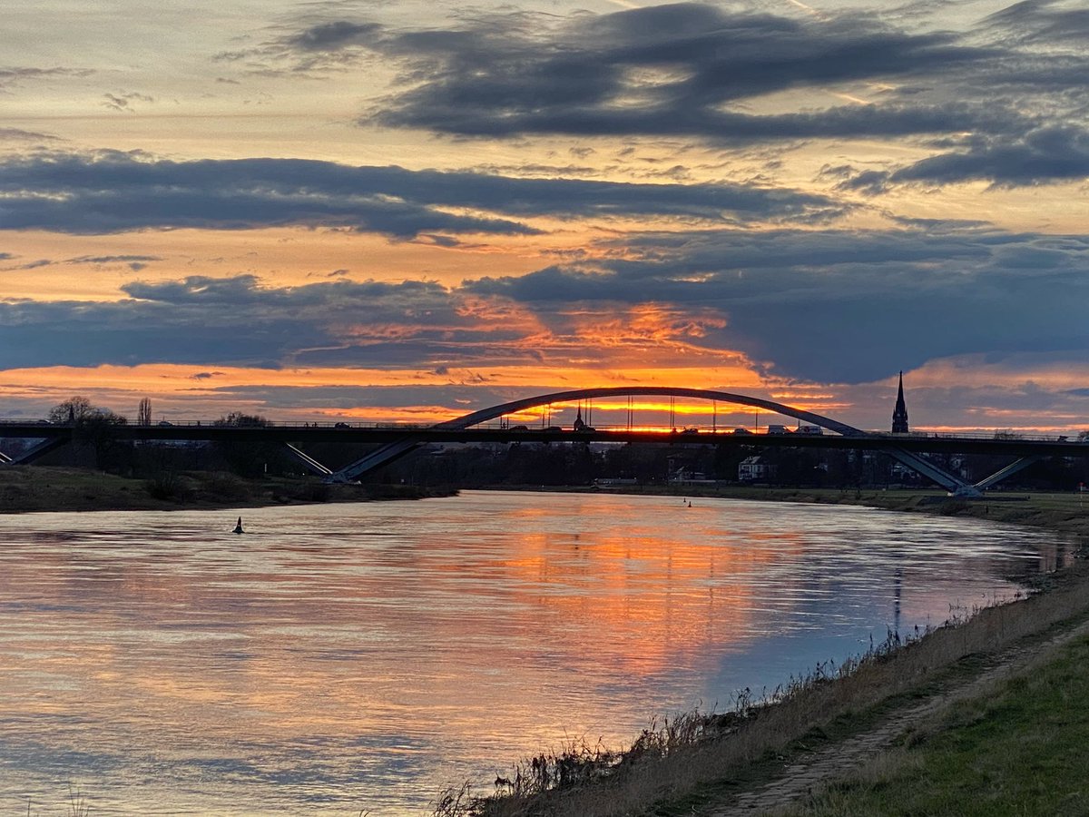 Impressionen aus Dresden heute Abend: auf der Elbe trainieren die Ruderer und kurz vor Sonnenuntergang zeigt sich der Himmel farbenfroh