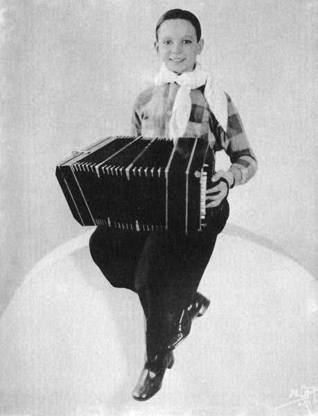 Bugün 105. doğum yılı. ¡Feliz cumpleaños Piazzolla!

📚 "Tangonun Piazzolla'sı - Piazzolla'nın Tangosu" Nobel Yayıncılık'tan çıktı. Link bio'da.

#Piazzolla #Tango #AstorPiazzolla #Bandoneon