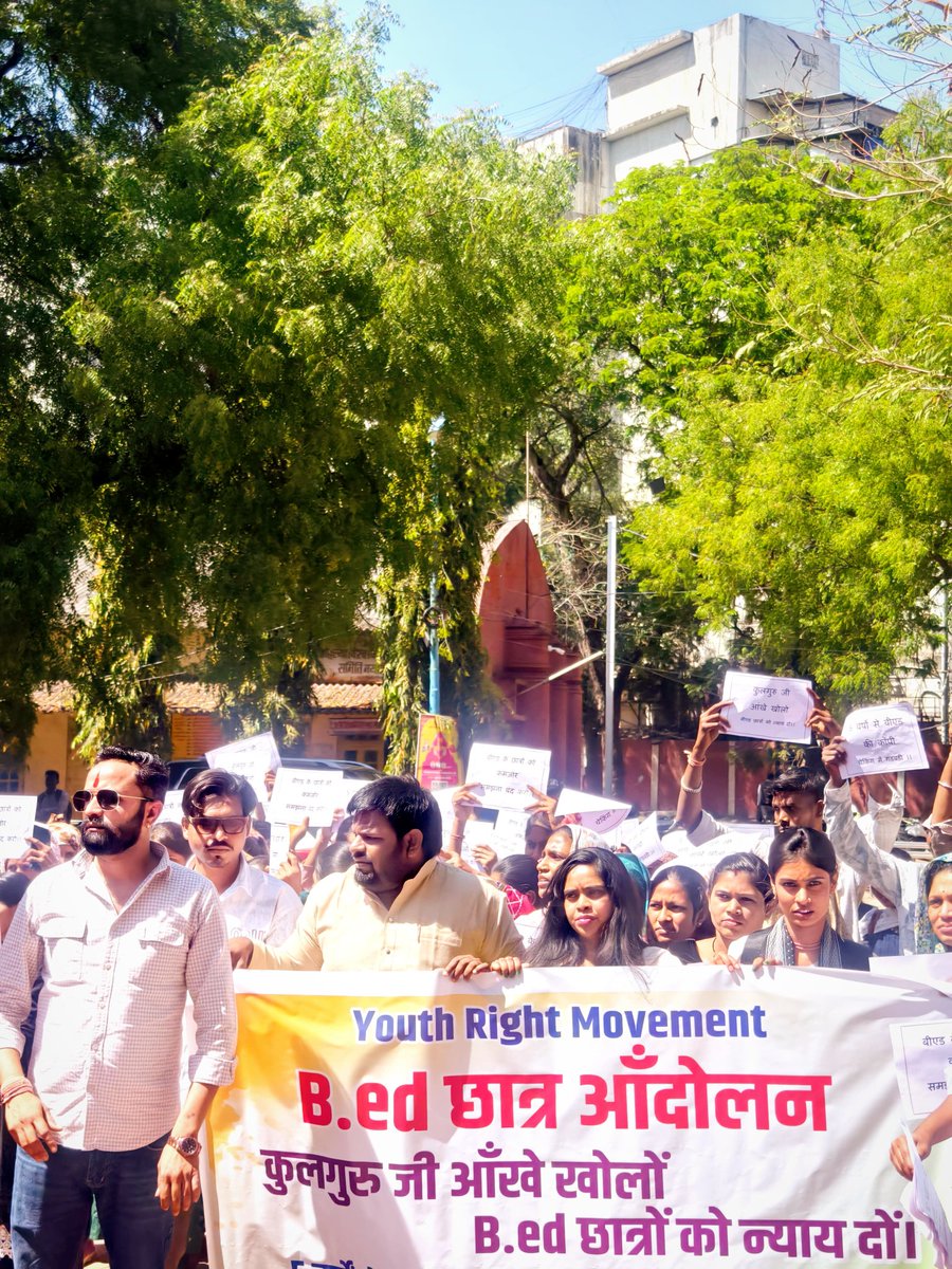 Javed_IYC's tweet photo. Youth right movement 

मध्यप्रदेश के डीएवीवी में बीएड 1st sem के हजारों छात्रों के खराब रिजल्ट के मामले में हमने आंदोलन किया।।
अंत में दो घंटे चले धरने के बाद डीएवीवी झुका और रिजल्ट में गड़बड़ी स्वीकार किया।।
डीएवीवी अब पुनः कॉपी चेक कराएगा।।

@digvijaya_28 @jitupatwari https://t.co/ZwMmbZuEkP