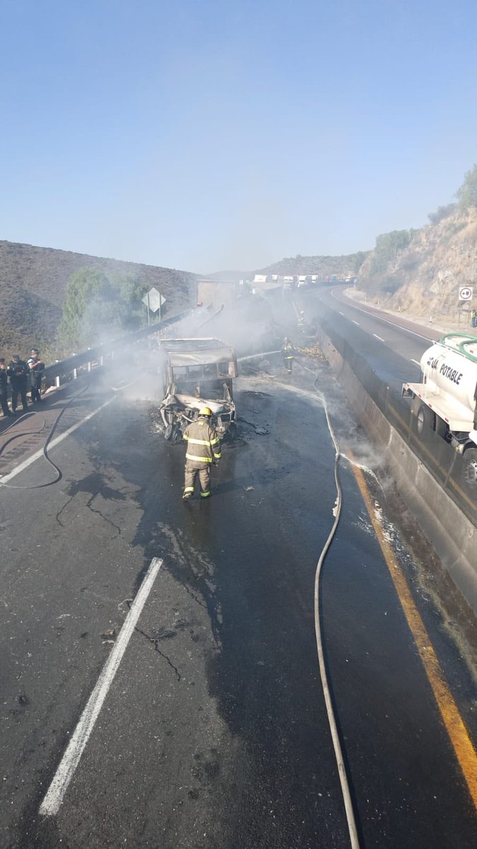 🚒 Incendio y choque múltiple en el #ArcoNorte.
11 de marzo, #ProtecciónCivil y Bomberos de #TulaDeAllende atendieron incendio del choque de tres unidades, a la altura de #XochitlánDeLasFlores. Autoridades exhortan a conducir con precaución y respetar límites de velocidad.