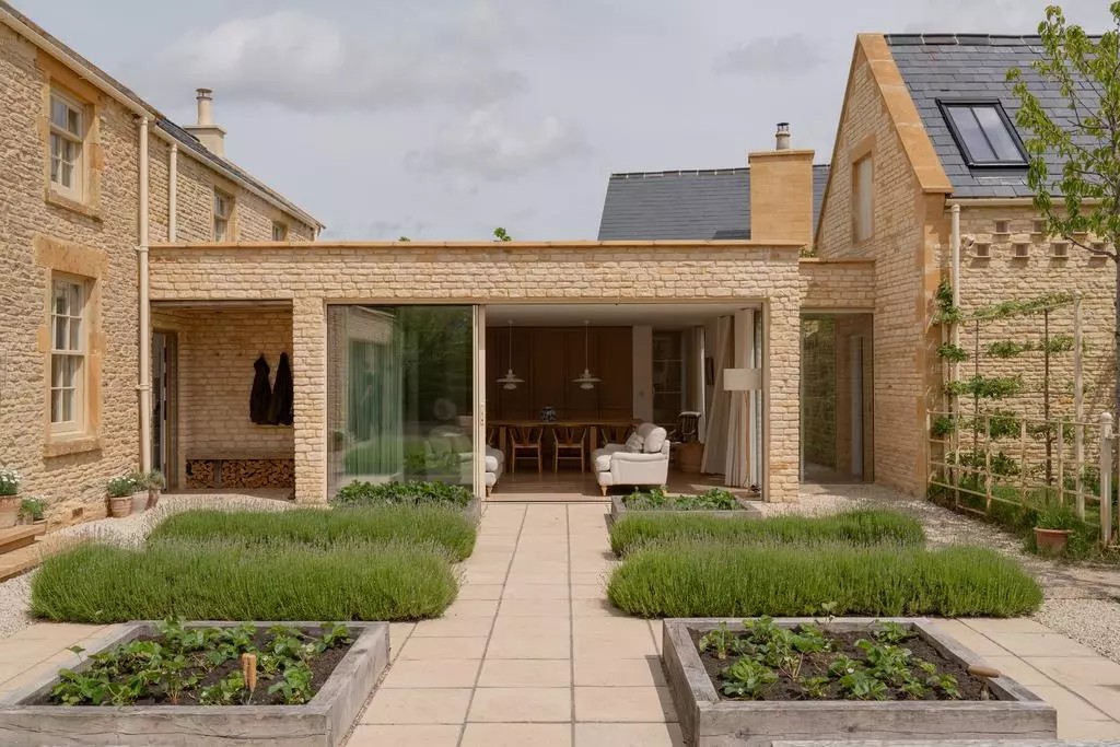 OnTheMarket tweet media