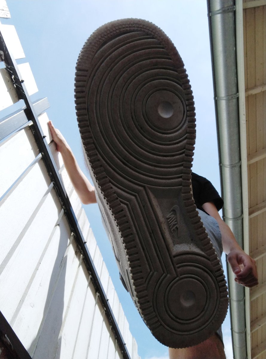 Thomas_feet38's tweet photo. 🤔 Que préfères-tu ?
😌 Un bon trampling sous : 
- ma chaussure 👟
- ma chaussette 🧦
- mon pied nu 🦶 https://t.co/Mz6il8jeSO