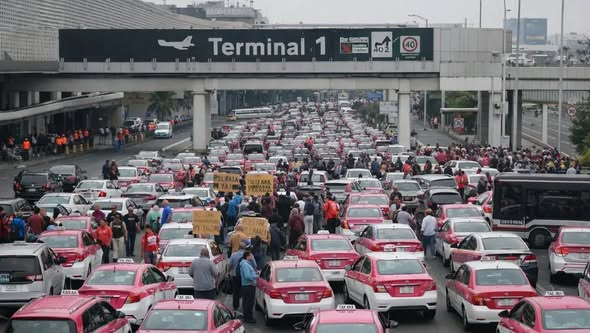 CorresponsalsMX's tweet image. #ALMOMENTO 
YA LLEGARON A LOS GOLPES 👇
HAY #TENSIÓN Y #CAOS  AFUERA DEL #AICM
MANOTAZOS, PATADAS Y GOLPES ENTRE POLICÍAS Y TAXISTAS EN EL #AEROPUERTO DE LA #CDMX POR BLOQUEO DE #TAXISTAS. 
Los choferes exigen a las autoridades  que impidan el paso a taxis de plataforma.
Las