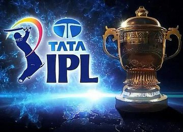 अब आ रहा है क्रिकेट का एक ऐसा सीजन जिसमें लोग कई फ्रेंचाइजियों में बंट जाएंगे जो किसी गृह युद्ध से कम नहीं होता

जी हां, IPL 2026 शुरू हो रहा है 28 मार्च से जिसमें पहला ही मुकाबला RCB और SRH के बीच खेला जाएगा
तगड़े फैनबेस से लबरेज RCB इस बार अपने घरेलू मैदान  में खेलती नजर आएगी