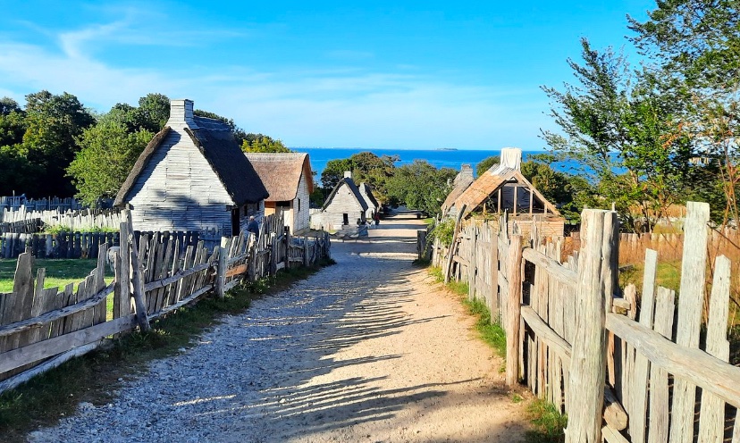 ColCapTours's tweet photo. Step back in time at #PlimothPatuxetMuseums
#Studentgroups can explore a 17th-century village, learn about #Wampanoag culture, &amp; climb aboard the Mayflower II for an unforgettable hands-on #history experience. #StudentTravel #EducationalTours #FieldTrips #NewEnglandHistory https://t.co/HNJcDNkh0J