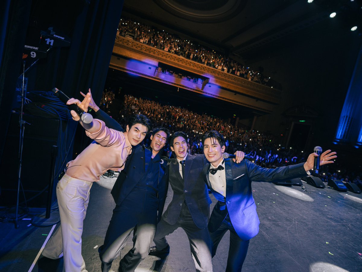 TrendyUpdate_th's tweet photo. ซีรีส์จบแต่กระแสไม่จบ! "Shine The Series Fancon" บุกบราซิล–เม็กซิโก แฟนแน่นฮอลล์เสียงเชียร์สนั่น
.
#ShineBRFancon #ShineMEXFancon #ShineTheSeries #MilePhakphum #ApoNattawin #SonYuke #Euroyotsawat #Trendyupdates
.
จบไปสักพักแล้ว แต่กระแสยังไม่จบจริงๆ สำหรับ "Shine The Series" ที่ล่าสุดพา 4 นักแสดงนำ มาย ภาคภูมิ, อาโป ณัฐวิญญ์, สน ยุกต์ และ ยูโร ยศวรรธน์ บินลัดฟ้าไปจัดงาน Shine The Series Fancon ไกลถึงฝั่งลาตินอเมริกา ทั้งที่ São Paulo ประเทศบราซิล และ Mexico City ���ระเทศเม็กซิโก
.
งานนี้บอกเลยว่าบรรยากาศไม่ธรรมดา เพราะตั้งแต่เครื่องลงสนามบินก็มีแฟนๆ มารอต้อนรับกันเนืองแน่น ก่อนจะต่อเนื่องไปถึงวันงานที่ฮอลล์เต็มแบบแทบไม่มีที่ว่าง
แฟนๆ ทั้งร้องเพลง ทั้งเชียร์ ทั้งเต้นตามกันสุดพลัง ทำเอาบรรยากาศในฮอลล์คึกคักตลอดทั้งโชว์
ถือเป็นอีกโมเมนต์ที่ทำให้เห็นว่าซีรีส์ไทยยังไปได้ไกล และแฟนๆ ก็ให้การตอบรับดีไม่น้อย
.
แอบได้ยินมาว่าทัวร์นี้ยังไม่จบง่ายๆ เพราะยังมีอีกหลายเมืองที่กำลังเตรียมประกาศตามมา งานนี้แฟนๆ เมืองอื่นคงต้องรอลุ้นกันต่อ ว่าปลายทางต่อไปของ Shine The Series Fancon จะมีไปที่ไหนอีกบ้าง