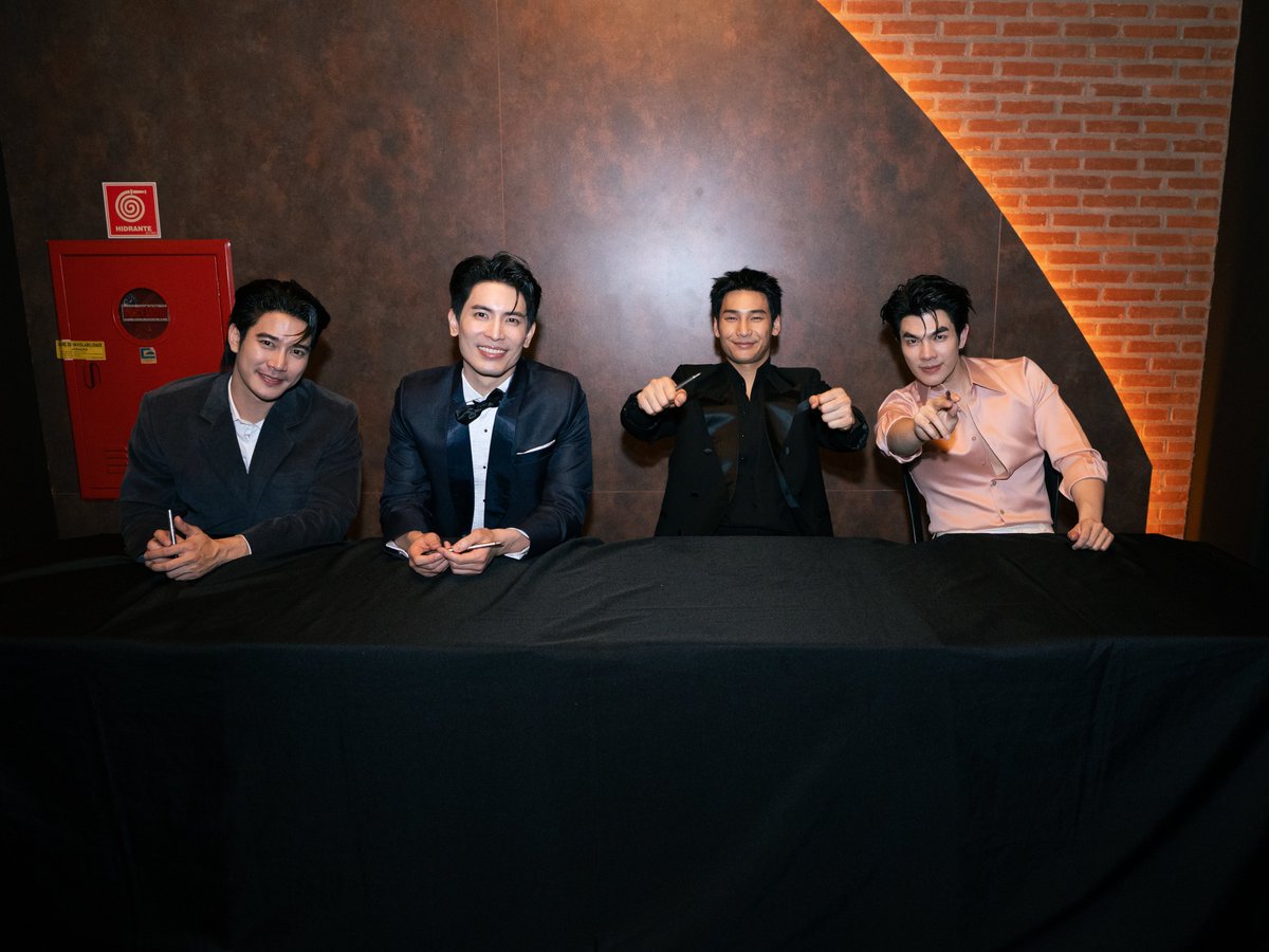 TrendyUpdate_th's tweet photo. ซีรีส์จบแต่กระแสไม่จบ! "Shine The Series Fancon" บุกบราซิล–เม็กซิโก แฟนแน่นฮอลล์เสียงเชียร์สนั่น
.
#ShineBRFancon #ShineMEXFancon #ShineTheSeries #MilePhakphum #ApoNattawin #SonYuke #Euroyotsawat #Trendyupdates
.
จบไปสักพักแล้ว แต่กระแสยังไม่จบจริงๆ สำหรับ "Shine The Series" ที่ล่าสุดพา 4 นักแสดงนำ มาย ภาคภูมิ, อาโป ณัฐวิญญ์, สน ยุกต์ และ ยูโร ยศวรรธน์ บินลัดฟ้าไปจัดงาน Shine The Series Fancon ไกลถึงฝั่งลาตินอเมริกา ทั้งที่ São Paulo ประเทศบราซิล และ Mexico City ���ระเทศเม็กซิโก
.
งานนี้บอกเลยว่าบรรยากาศไม่ธรรมดา เพราะตั้งแต่เครื่องลงสนามบินก็มีแฟนๆ มารอต้อนรับกันเนืองแน่น ก่อนจะต่อเนื่องไปถึงวันงานที่ฮอลล์เต็มแบบแทบไม่มีที่ว่าง
แฟนๆ ทั้งร้องเพลง ทั้งเชียร์ ทั้งเต้นตามกันสุดพลัง ทำเอาบรรยากาศในฮอลล์คึกคักตลอดทั้งโชว์
ถือเป็นอีกโมเมนต์ที่ทำให้เห็นว่าซีรีส์ไทยยังไปได้ไกล และแฟนๆ ก็ให้การตอบรับดีไม่น้อย
.
แอบได้ยินมาว่าทัวร์นี้ยังไม่จบง่ายๆ เพราะยังมีอีกหลายเมืองที่กำลังเตรียมประกาศตามมา งานนี้แฟนๆ เมืองอื่นคงต้องรอลุ้นกันต่อ ว่าปลายทางต่อไปของ Shine The Series Fancon จะมีไปที่ไหนอีกบ้าง