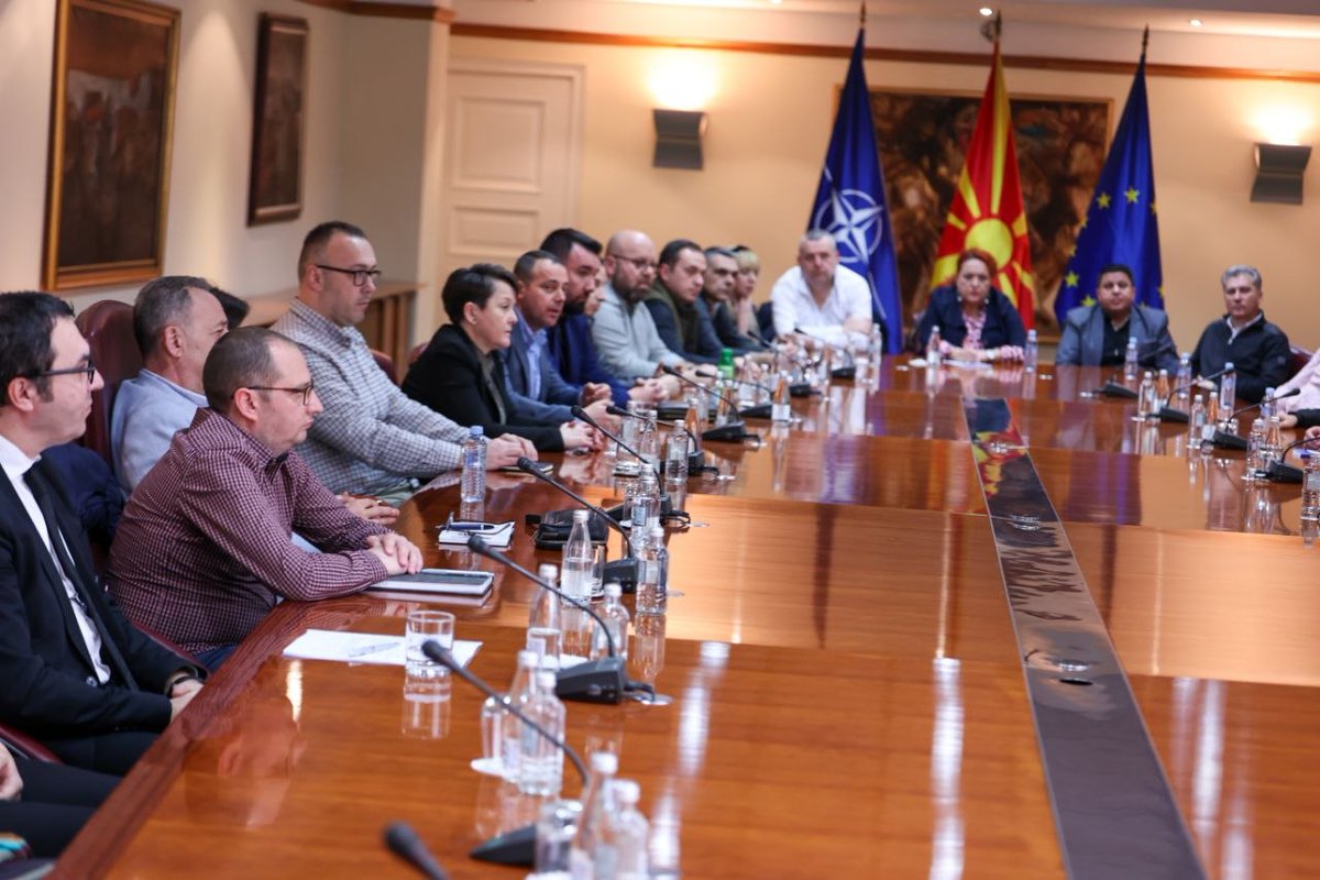 MickoskiHM's tweet photo. Имав средба со големите маркети. Активно ја следиме состојбата и нема да дозволиме отстапувања и профитерство.

Државата нема да интервенира во пазарот без причина. Но државата нема ни да стои на страна ако се создава реален притисок врз граѓаните без објективна основа. 

Со преставниците на маркетите заеднички заклучивме дека треба да има фер цени на производите и дека не треба да има ново зголемување.

Продолжуваме да ја следиме состојбата и да интервенираме доколку има потреба за тоа. Најважен е интересот на граѓаните.