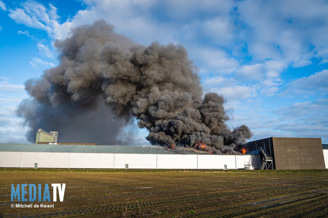 Brand in loods aan de Oudelandsedijk in Nieuwe-Tonge