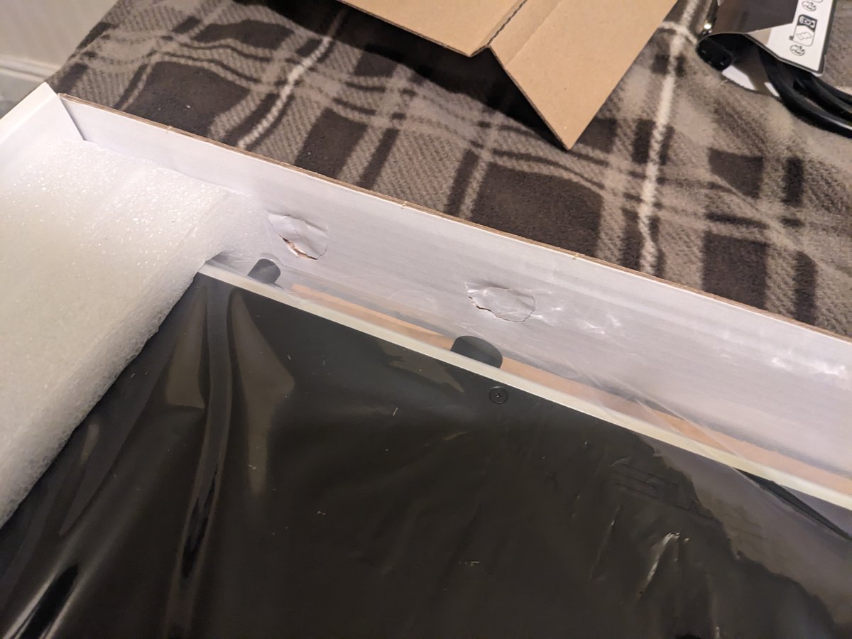 JosephSprint's tweet photo. @BaxshopUK I received my order today. Insufficiently packed. Signs of heavy impact to the interface buttons. No padding materials in a large shipping box to cushion any impact. I can not trust the reliability &amp; I would like a replacement. Please pack properly. Order 31376038. https://t.co/2lywtDSfBL