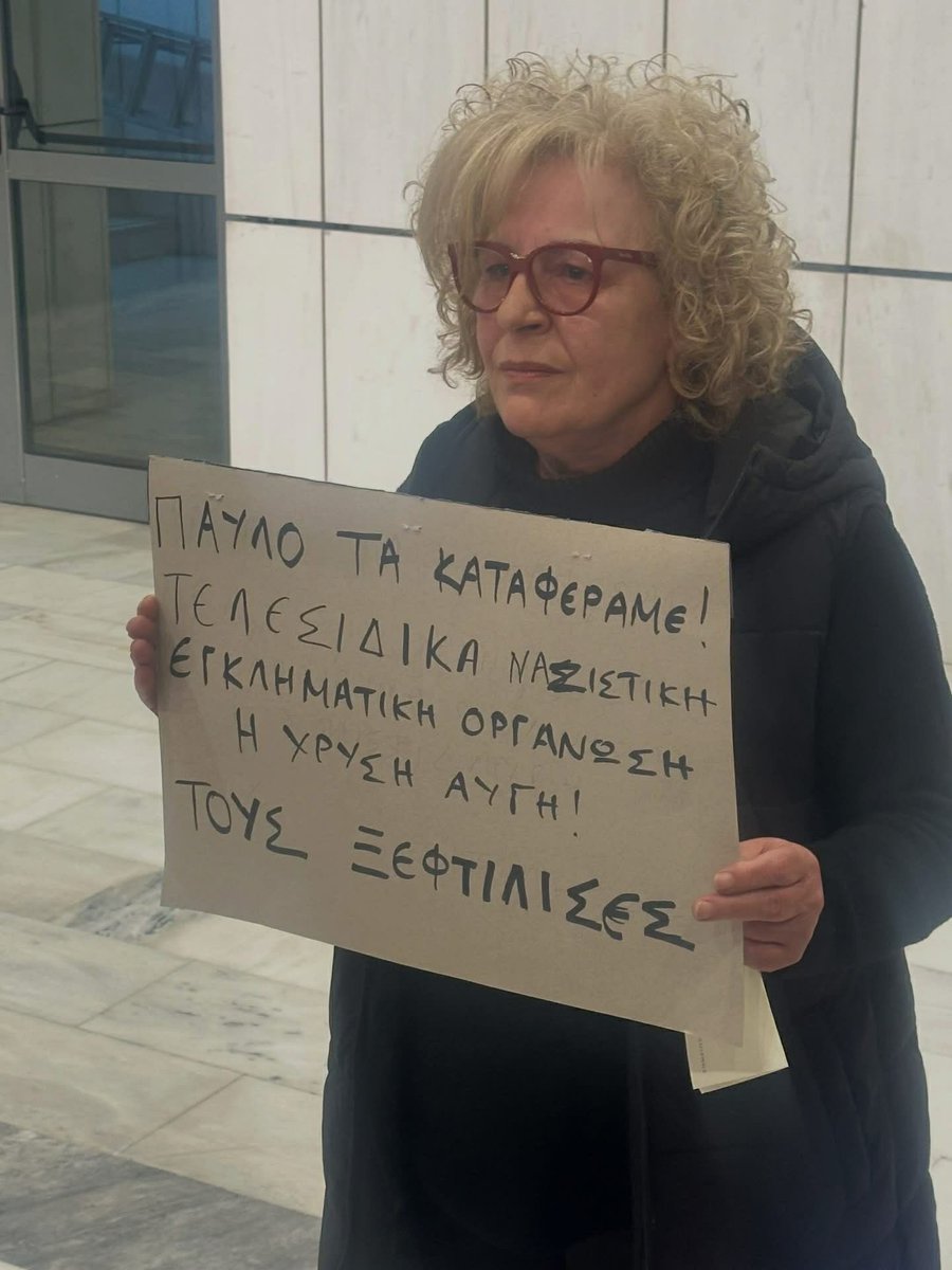 Nikosmoraitis's tweet photo. Α ρε μάνα.
Αυτή η φωτογραφία μού θυμίζει τον Γλέζο στο Πολυτεχνείο με τη γροθιά υψωμένη μέσα στη βροχή.
Έχει την ίδια αλύγιστη δύναμη

Άνθρωποι που έγιναν βράχοι.
Μ’ ένα σώμα και μ’ ένα πείσμα σάς νίκησαν, φασίστες. https://t.co/IMUthFW4Zs