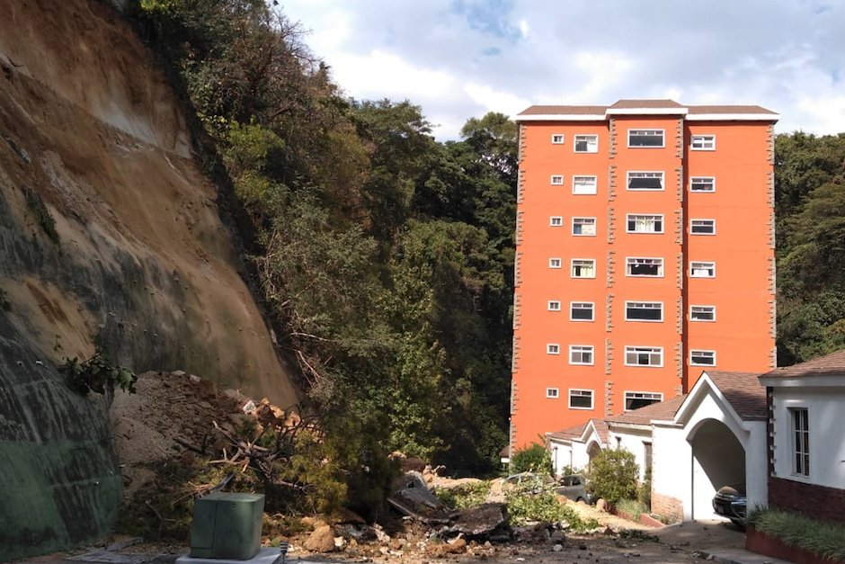 monymm2025's tweet photo. Monte Azul, final Avenida Hincapié, después un maquillaje y quedó bien, hasta un nuevo derrumbe.
Ese es el nivel de licencias de construcción que otorga la @muniguate, y ni digamos que los desechos y aguas negras las desembocan en las canaletas para lluvia #ContaminaciónAmbiental https://t.co/Zt8yt9PqWA