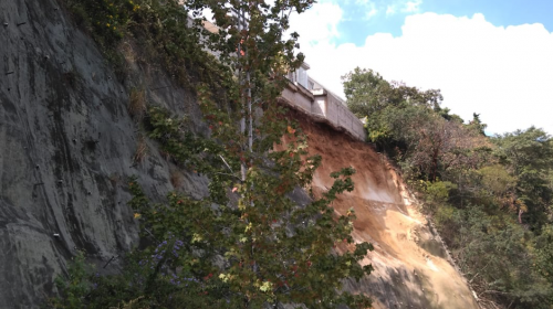 monymm2025's tweet photo. Monte Azul, final Avenida Hincapié, después un maquillaje y quedó bien, hasta un nuevo derrumbe.
Ese es el nivel de licencias de construcción que otorga la @muniguate, y ni digamos que los desechos y aguas negras las desembocan en las canaletas para lluvia #ContaminaciónAmbiental https://t.co/Zt8yt9PqWA