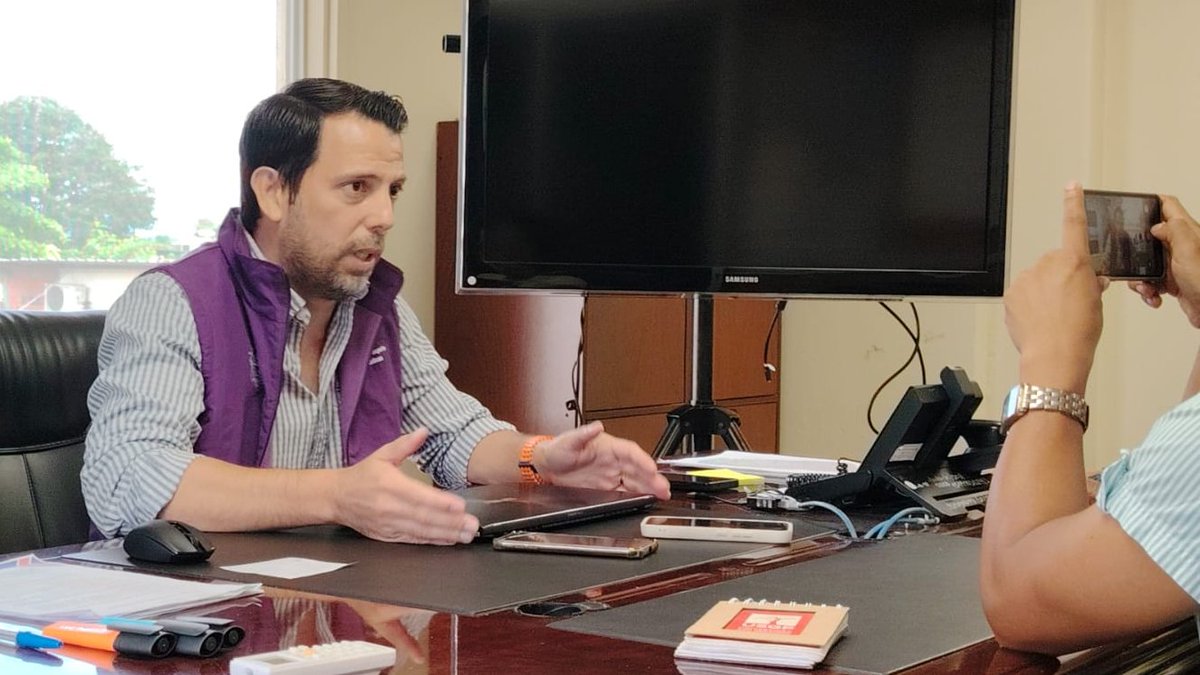 MIT_Ecuador's tweet photo. #Manabí | Gerardo Giler, subsecretario Zonal 4 del MIT, durante entrevistas con Oromar TV, Manavisión y El Diario, informó:

✅ Intervención emergente en la RVE Portoviejo–Montecristi, previo al inicio del mantenimiento para la conservación de esta vía, con una inversión de USD 1,45 millones.
✅ Avance en la construcción de los puentes Lodana y Quimís; el proyecto de agua potable para Chone; el mercado de Calceta; y la Plaza Memorial San Gregorio de Portoviejo, entre otras gestiones.

#ElNuevoEcuador