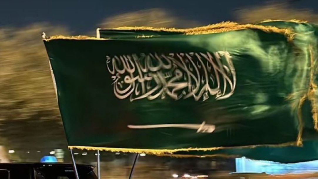 سلام يا بيرق يضم الشهادة
ماينتكس في يوم تنكيس الاعلام..🇸🇦
#يوم_العَلم