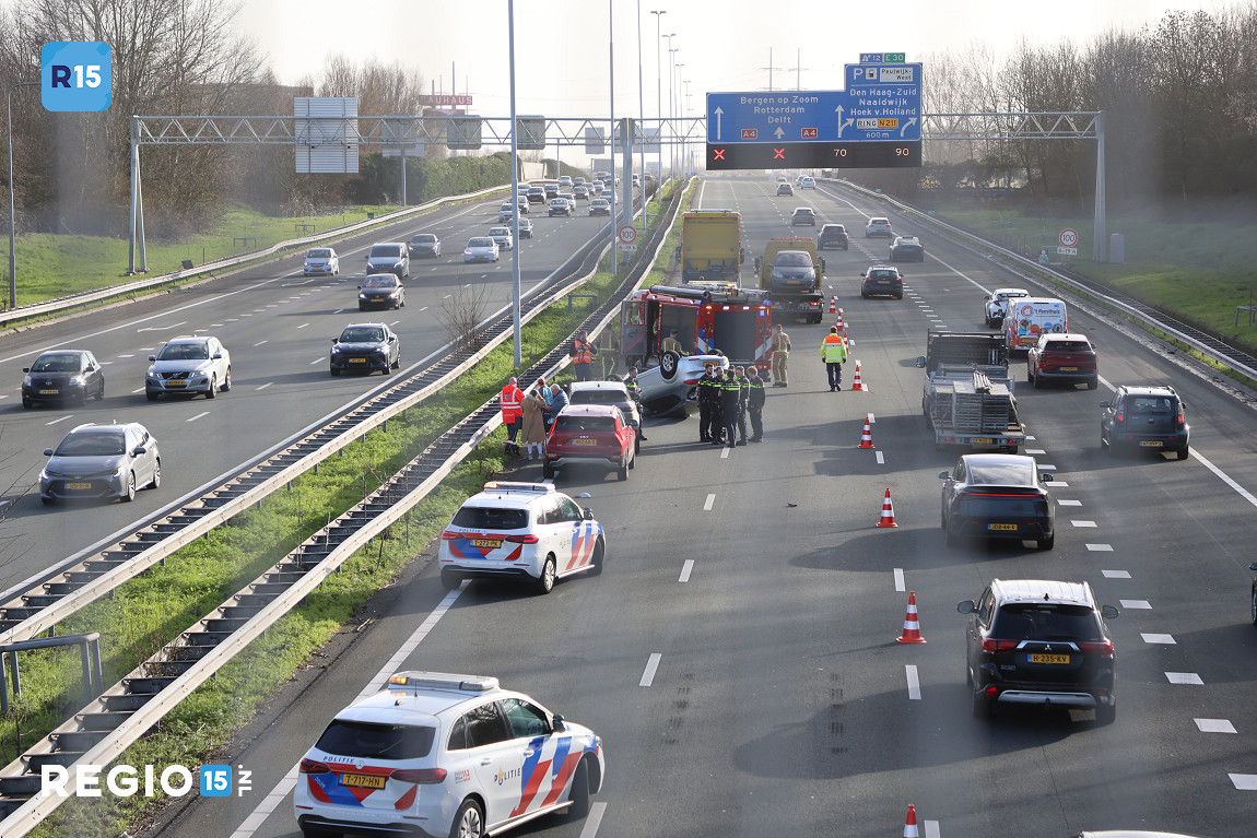 Auto op zijn kop bij aanrijding op A4