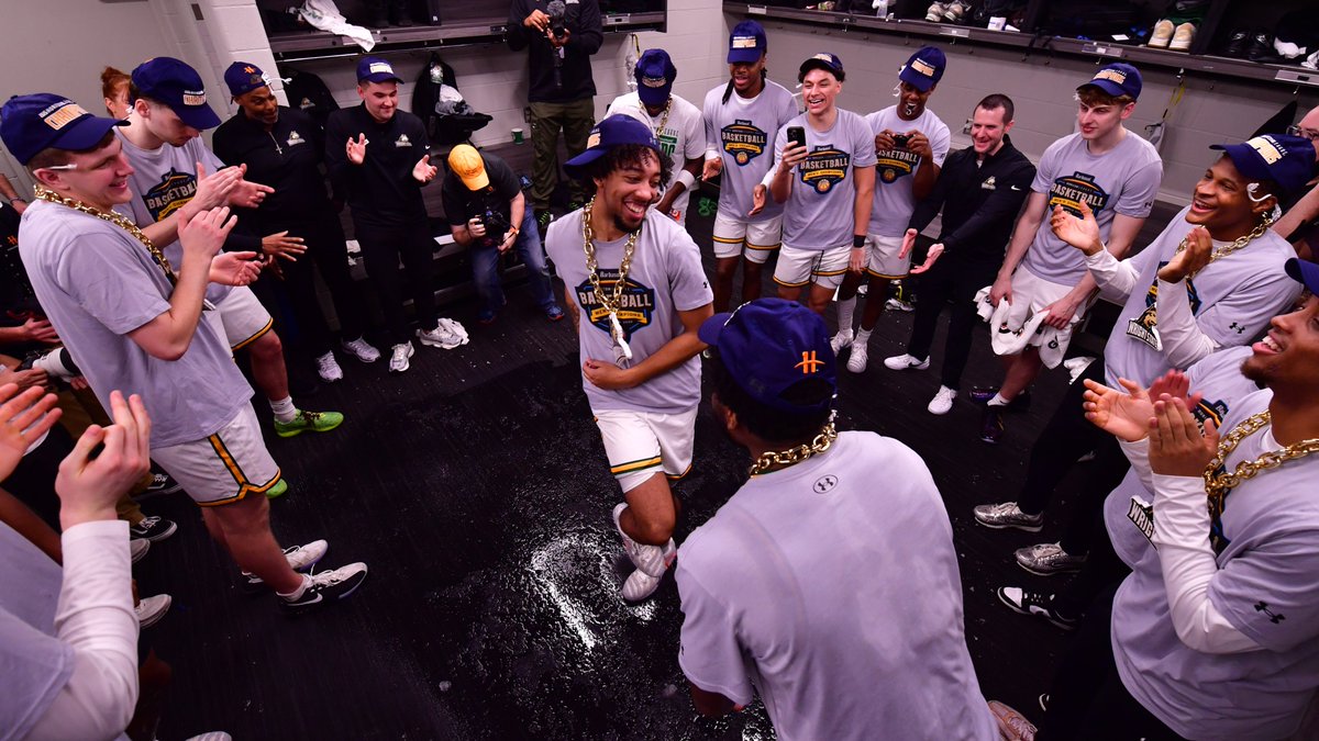 WSU_MBB's tweet photo. 𝐓𝐇𝐄 𝐂𝐇𝐀𝐌𝐏𝐒 𝐀𝐑𝐄 𝐇𝐄𝐑𝐄! 🏆 🐺

#RaiderUP | #RaiderFamily https://t.co/5vlP3C8OLK