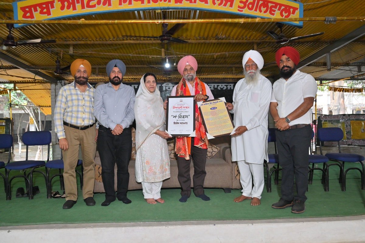 DrKaramjeet63's tweet photo. Honoured to be part of the Mother’s Day celebration at Baba Aya Singh Riarki College, Tugalwala. Commendable initiative—₹4.5 lakh in Fixed Deposits awarded to 40 meritorious students, promoting financial awareness and self-reliance.
#MothersDay #StudentEmpowerment #ValueBased https://t.co/FfA2G43HgZ