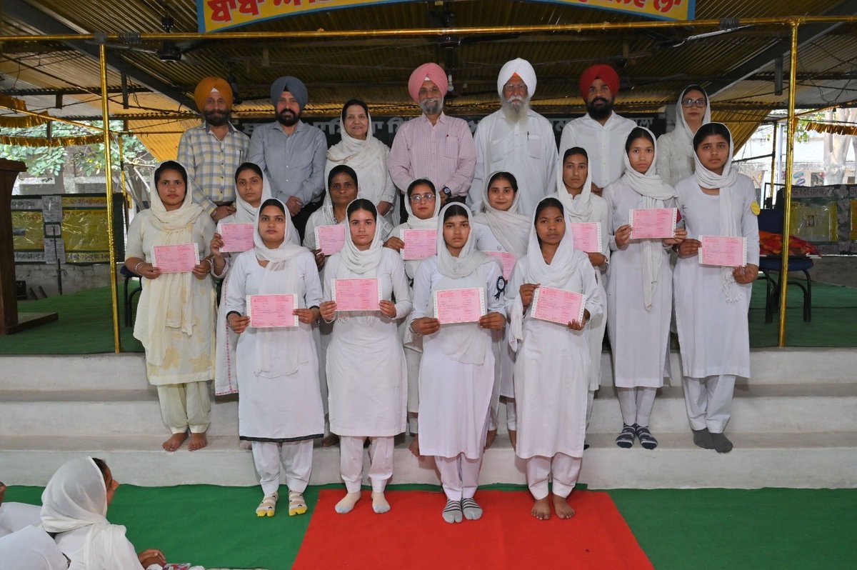 DrKaramjeet63's tweet photo. Honoured to be part of the Mother’s Day celebration at Baba Aya Singh Riarki College, Tugalwala. Commendable initiative—₹4.5 lakh in Fixed Deposits awarded to 40 meritorious students, promoting financial awareness and self-reliance.
#MothersDay #StudentEmpowerment #ValueBased https://t.co/FfA2G43HgZ