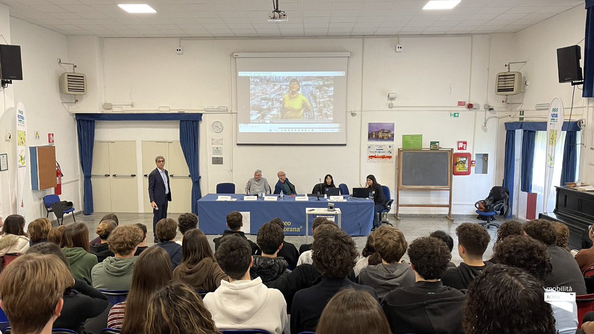 romamobilita's tweet image. Lezione 3 del Progetto Scuole su teorie e modelli di #mobilitaurbana al Liceo E. Majorana 📚

Con @Legambiente e gli operatori della #SharingMobility @limebike e @cooltra per un confronto con gli studenti e demo su uso corretto dei mezzi 🛴🚲
🔗 bit.ly/4sZlEpd
#RSM #Roma