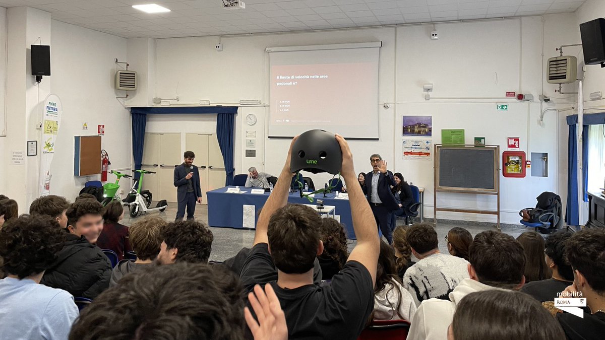 romamobilita's tweet image. Lezione 3 del Progetto Scuole su teorie e modelli di #mobilitaurbana al Liceo E. Majorana 📚

Con @Legambiente e gli operatori della #SharingMobility @limebike e @cooltra per un confronto con gli studenti e demo su uso corretto dei mezzi 🛴🚲
🔗 bit.ly/4sZlEpd
#RSM #Roma